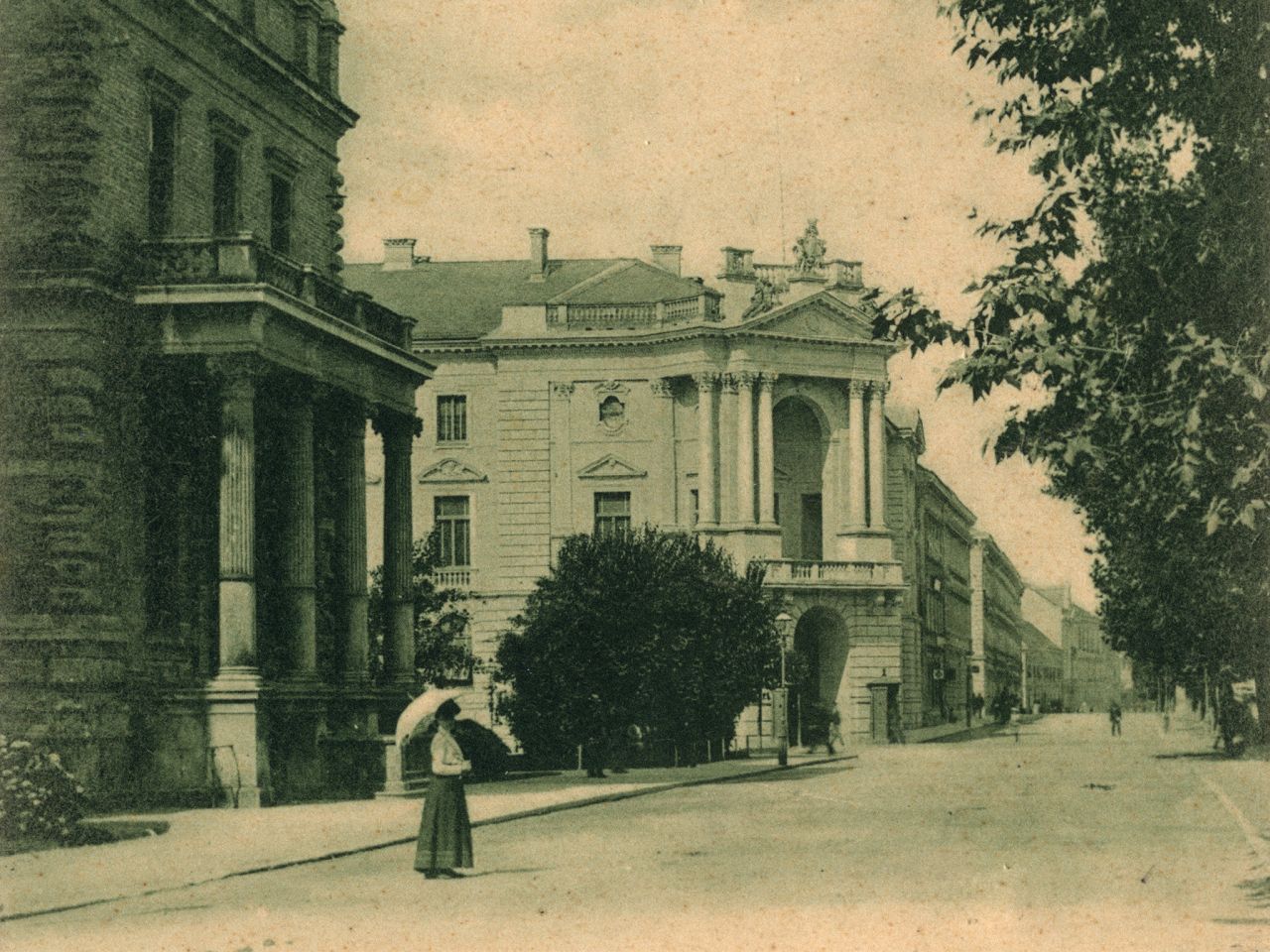 Akademički trg (današnji Trg Josipa Juraja Strossmayera) oko 1900.-1905. godine. U pozadini Kukovićeva ulica (današnja Hebrangova)